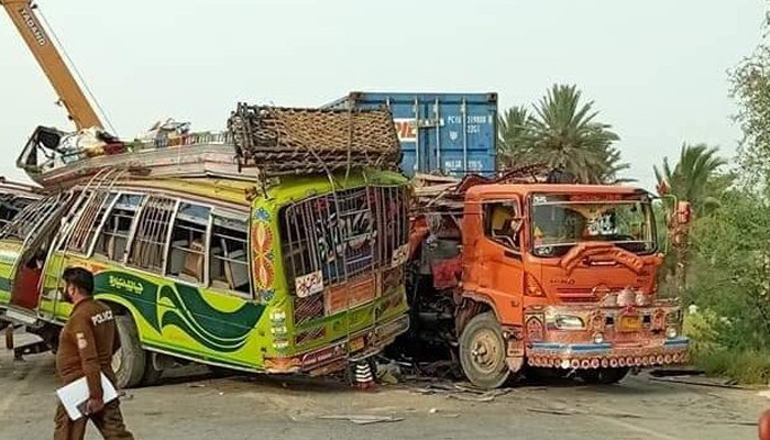 پاکستان کے ڈیرہ غازی خان میں خطرناک ٹریفک حادثہ، ہلاکتوں تعداد 30 ہو گئی پاکستان کے ڈیرہ غازی خان میں خطرناک ٹریفک حادثہ، ہلاکتوں تعداد 30 ہو گئی