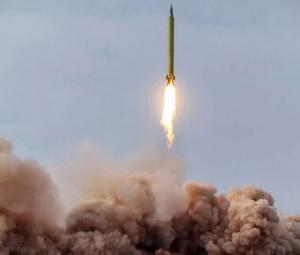 ایرانی پاسدارانِ انقلاب کا طویل ہدف کو نشانہ بنانیوالے میزائل کا تجربہ 