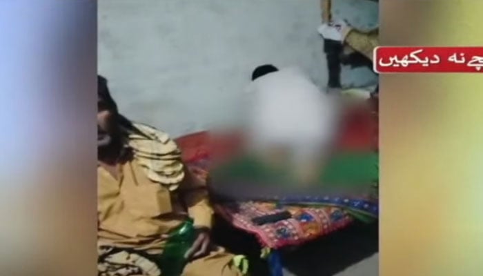 گزشتہ دنوں ٹوبہ ٹیک سنگھ میں بھائی نے بہن کا گلا دبا کر قتل کر دیا تھا اور رشتے دار سکون سے ویڈیو بناتا رہا— فوٹو:فائل/ اسکرین گریب