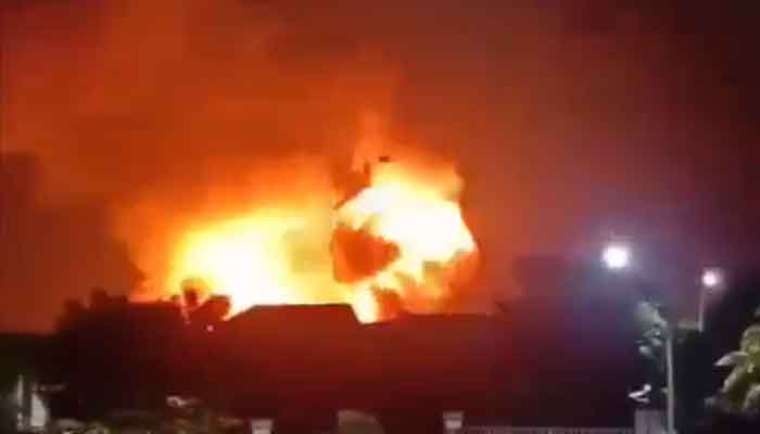 اسلحے کے گودام میں آتشزدگی کے بعد آسمان پر دھواں چھا گیا جسے کئی کلو میٹر دور سے بھی دیکھا گیا: مقامی میڈیا۔ اسکرین گریب