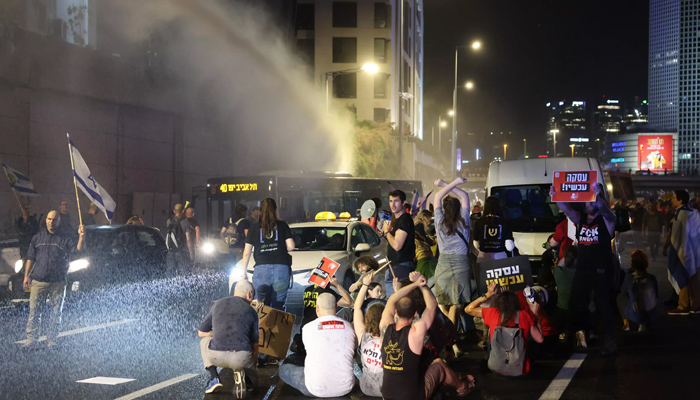 پولیس نے مظاہرین کو منتشر کرنے کے لیے آنسو گیس اور واٹر کینن کا استعمال کیا— فوٹو: اے ایف پی