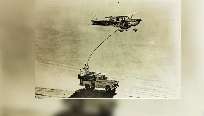 طیارے میں ایندھن بھرنے کا منظر / فوٹو بشکریہ  San Diego Air and Space Museum Archive