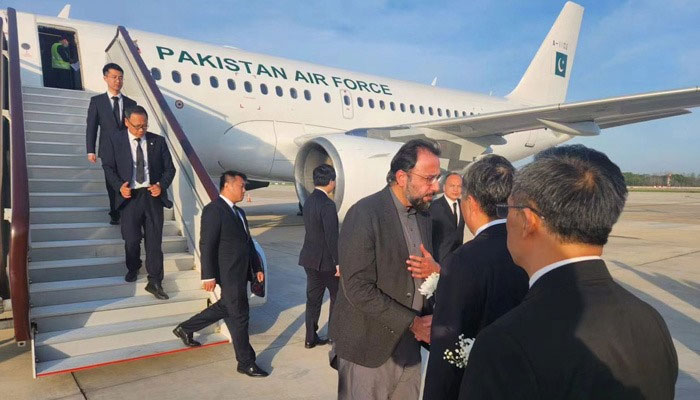 چینی انجینیئرزکی میتیں پاکستان ائیرفورس کے طیارے سےچین کے شہر ووہان منتقل کی گئیں— فوٹو: پی آئی ڈی