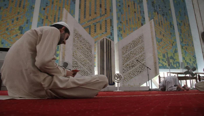 رمضان المبارک کے آخری عشرے کا اعتکاف ’’سنّت مؤکّدہ علیٰ الکفایہ ‘‘ ہے/ فائل فوٹو