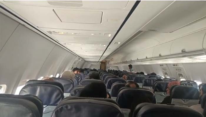 مسافروں کو واپس دبئی ٹرمینل پر لایا گیا اور آدھے گھنٹے بعد دوبارہ دوسرے جہاز پر سوار کروایا گیا: ذرائع/ اسکرین گریب