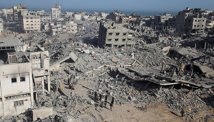 اسرائیلی فوج کے حملوں میں مجموعی طور پر غزہ کی نصف سے زائد تعمیرات تباہ ہوچکی ہیں—تصویر: رائٹرز