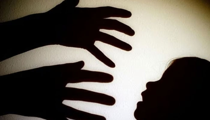 قتل کے بعد ملزم خاموشی سے بچی کو دفنانے لگا تھا تاہم محلہ داروں کی اطلاع پر پولیس نے ملزم کو گرفتارکر لیا گیا: پولیس/فوٹوفائل