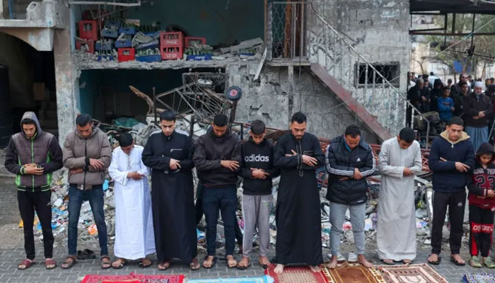 اہل غزہ نے مہاجر کیمپوں میں کھلے آسمان تلے عید الفطر منائی، فلسطینیوں نے ملبے کا ڈھیر بنی مساجد پر نماز عید ادا کی— فوٹو: الجزیرہ