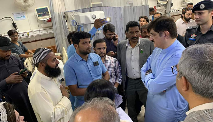 12 افراد اب بھی زیر علاج ہے جن میں سے 5 وینٹیلیٹر پر ہیں, وزیراعلیٰ سندھ / فوٹو: ایکس (ٹوئٹر)