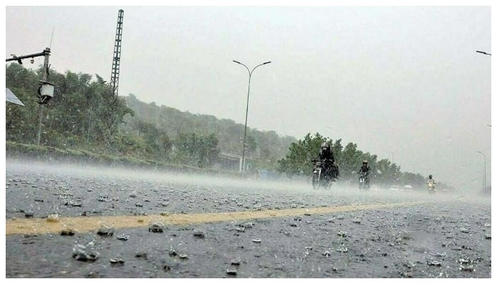 سندھ کے مختلف علاقوں میں کہیں معتدل اور کہیں موسلا دھار بارش کا امکان ہے__فوٹو: فائل