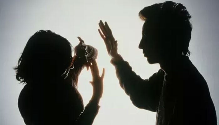 پاکستانیوں کی بڑی تعداد نے بیوی پر ہاتھ اٹھانے یا کسی بھی قسم کے تشدد کو ناقابل قبول قرار دیا ہے: سروے. فوٹو فائل