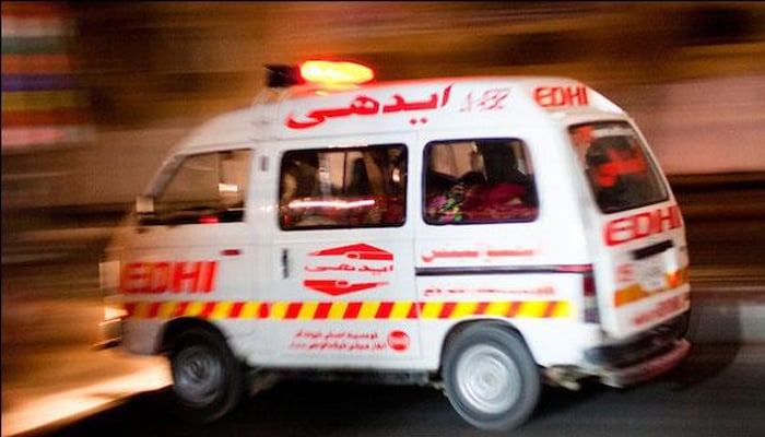حادثے میں زخمی ہونے والے افراد کو جام غلام قادر اسپتال منتقل کردیا گیا ہے— فوٹو: فائل