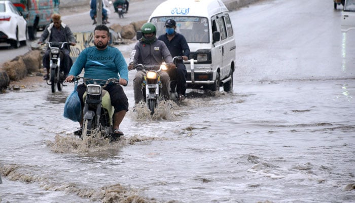 کراچی میں آج سب سے زیادہ بارش سرجانی میں 26 ملی میٹر ریکارڈ کی گئی— فوٹو: اے پی پی