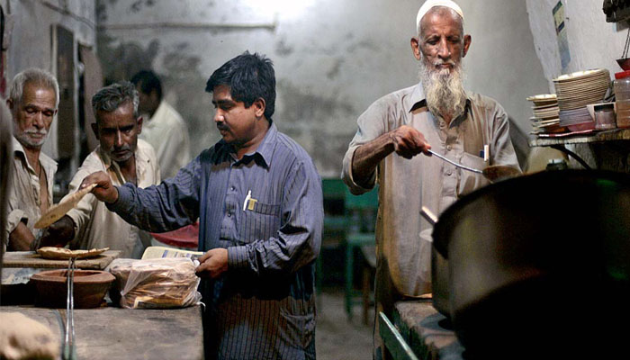 وزیر خوراک پنجاب  نے 16 روپے روٹی کے احکامات پر عمل درآمد کیلئے مختلف علاقوں میں تندوروں پر چھاپے مارے : فائل فوٹو