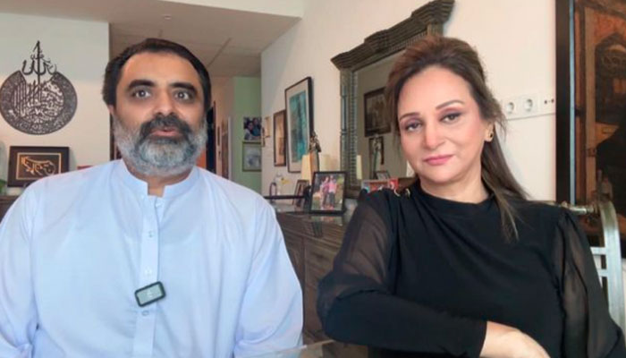 بشریٰ انصاری نے شوہر ہدایت کار اقبال حسین کے ساتھ اپنے یوٹیوب چینل پر ’ ہماری ملاقات ‘ کے نام سے جاری وی لاگ میں شادی کی تصدیق کی اسکرین گریب