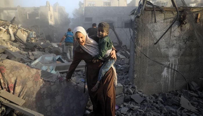 7 اکتوبر 2023 سے اب تک غزہ میں 12 ہزار سے زائد بچے جاں بحق ہوچکے ہیں— فوٹو: اے ایف پی