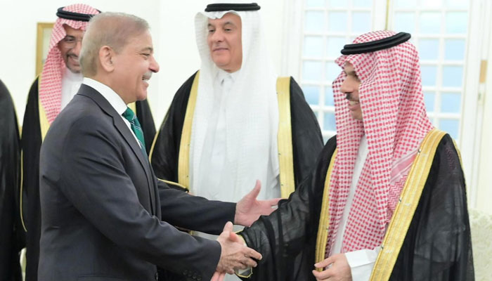 پاکستان سعودی عرب کی جانب سے سرمایہ کاری بڑھانے پر سعودی قیادت کا مشکور ہے: وزیراعظم شہباز شریف— فوٹو: پی آئی ڈی