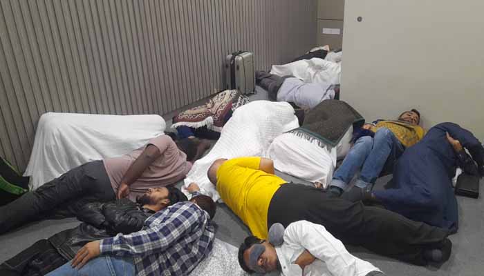 غیر ملکی ائیرلائن نے بھارتی اور نیپالی مسافروں کو ہوٹل بھیج دیا لیکن پاکستانی پاسپورٹ کے حامل مسافروں کو ائیرپورٹ پر ہی چھوڑ دیا گیا: مسافر کی گفتگو/ فوٹو جیونیوز