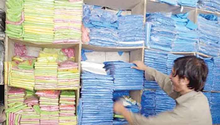 عوام سے اپیل ہے کہ پلاسٹک بیگز کی جگہ کپڑے اور کاغذ کے تھیلے استعمال کریں: سینئر صوبائی وزیر پنجاب۔ فوٹو فائل