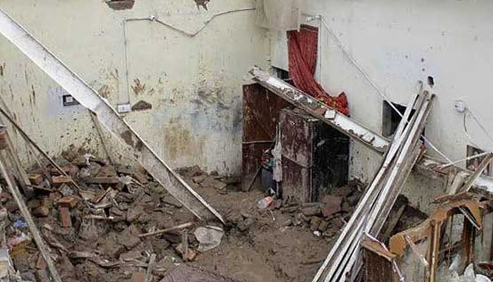 ایک حادثہ مردان کے علاقے سوکئی میں پیش آیا جہاں کمرےکی چھت گرنے سے 3 افراد جاں بحق اور 3 افراد زخمی ہوگئے/ فائل فوٹو