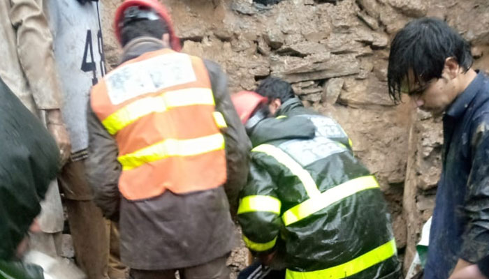 خیبر پختونخوا میں 12 اپریل سے اب تک بارشوں کے دوران حادثات میں جاں بحق افراد کی تعداد 46 ہوگئی— فوٹو:فائل