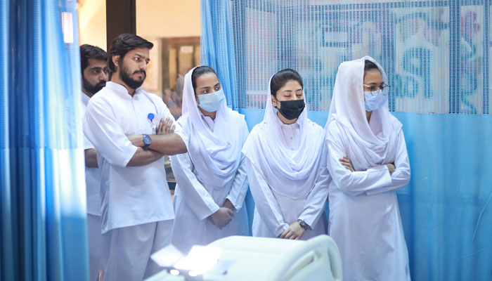 پیرامیڈیکل اورنرسنگ طلبہ مریضوں کی زندگیوں سے کھیل رہے تھے: وزیر صحت پنجاب— فوٹو:فائل