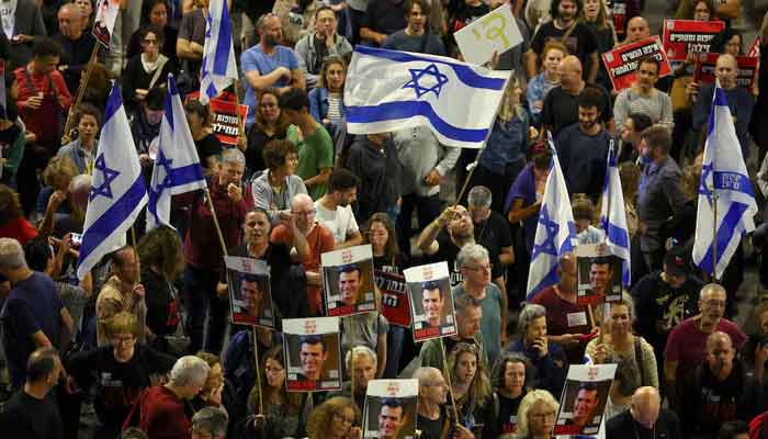 مظاہرین نے اسرائیلی وزیر اعظم نیتن یاہو کو برطرف کرنے، قیدیوں کے تبادلے اور قبل از وقت انتخابات کرانے کا بھی مطالبہ کیا۔ فوٹو رائٹرز