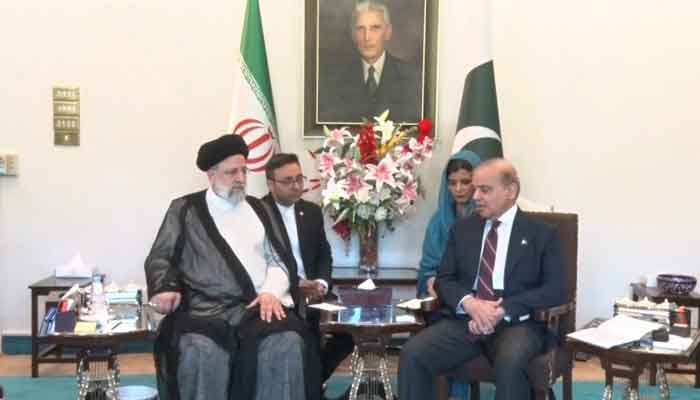 وزیراعظم شہباز شریف نے ایران کے صدر ابراہیم رئیسی کا پرتپاک استقبال کیا۔