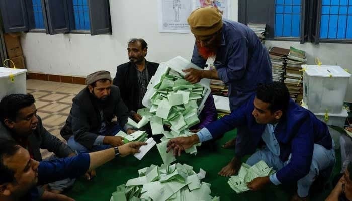 قومی اسمبلی کی 5 نشستوں پر ضمنی انتخابات ہوئے جن میں سے 2 نشستیں (ن) لیگ نے حاصل کیں: غیر سرکاری نتائج/ فائل فوٹو