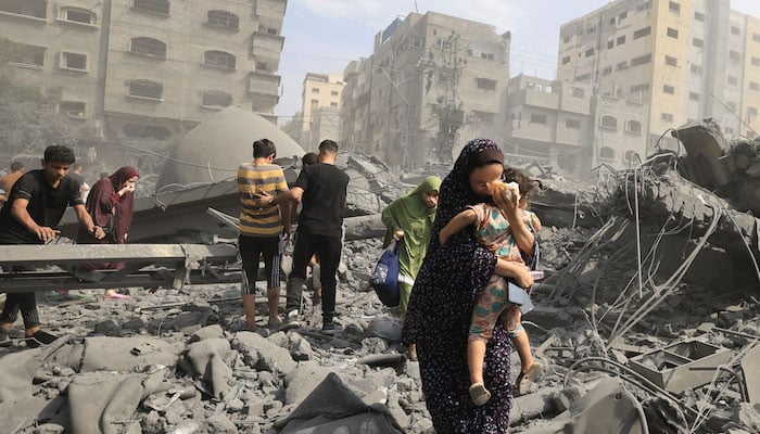 اسرائیلی جنگ کے نتیجے میں غزہ میں ہونے والے نقصانات کا تخمینہ کم از کم 30 ارب ڈالر لگایا گیا ہے— فوٹو: عرب میڈیا