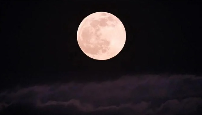 آج رات آسمان پر ایک بار پھر پورا چاند نظر آئے گا لیکن اس بار اسے اپریل کے گلابی چاند کا نام دیا گیا ہے/ فائل فوٹو