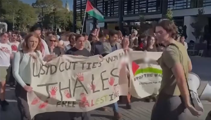 طلبا نے آسٹریلوی وزیراعظم کی اسرائیل اور غزہ کے بارے میں پالیسی کے خلاف نعرے بازی کی— فوٹو: اسکرین گریب