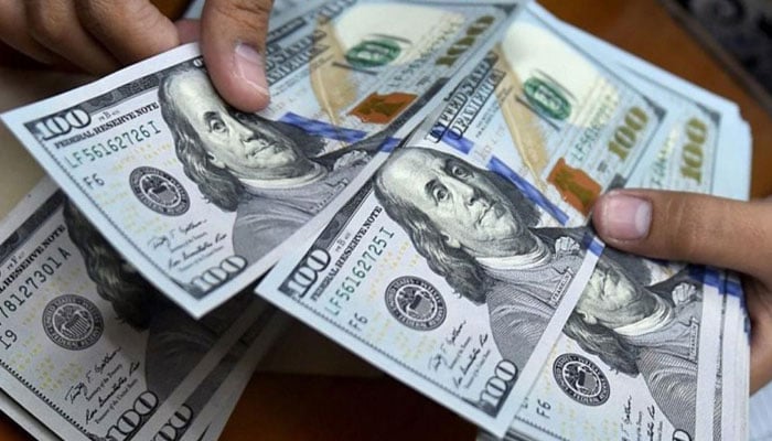انٹربینک میں آج ڈالر 9 پیسے کمی کے بعد 278 روپے 39 پیسے پر بند ہوا— فوٹو:فائل