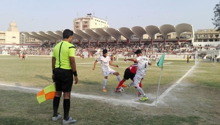 کھلاڑیوں نے ایک دوسرے کو ڈندوں،لاتوں اور گھونسوں سے مارا جس کے نتیجے میں مردان اور سرگودھا کی ٹیموں کے کھلاڑی زخمی ہوگئے— فوٹو:فائل
