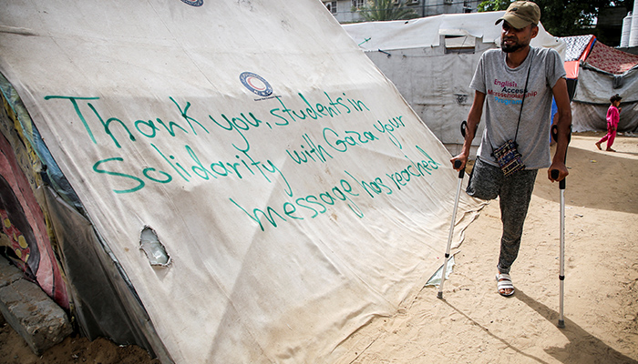 خیموں میں مقیم فلسطینیوں نے اپنے خیموں پر امریکی طلبہ کے لیے شکریے کے پیغامات لکھ دیے— فوٹو: رائٹرز