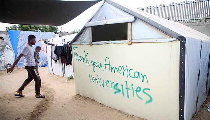 فلسطینیوں نے اپنے خیموں پر لکھا کہ امریکی جامعات کا شکریہ— فوٹو: رائٹرز
