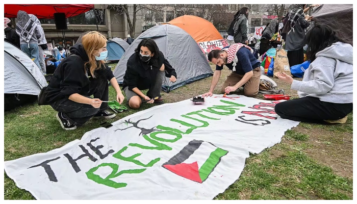 18 اپریل سے اب تک امریکی جامعات سے 700 سے زیادہ مظاہرین گرفتار کیے گئے ہیں__فوٹو: غیر ملکی میڈیا