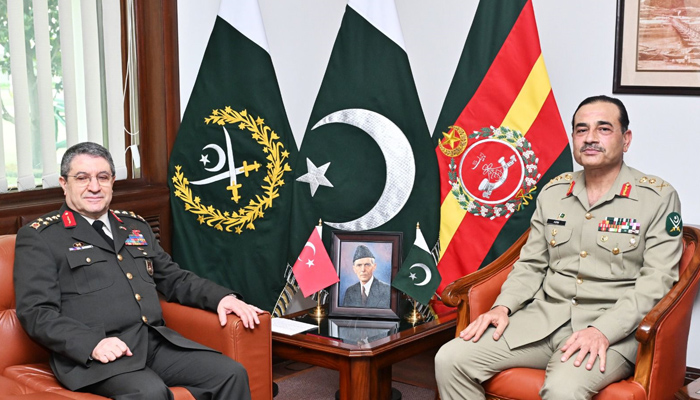 ترک لینڈ فورسز کے کمانڈر جنرل سیلجوک بیرکتار اوغلو نے آرمی چیف جنرل سید عاصم منیر سے ملاقات کی—فوٹو: آئی ایس پی آر