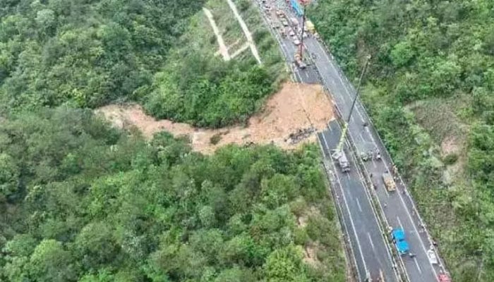 حادثہ چین کے صوبے گوانگ ڈونگ میں پیش آیا جہاں ایکسپریس وے کا 18 میٹر کا حصہ ٹوٹنے سے 23 گاڑیاں نیچے گرگئیں: خبر ایجنسی/ فوٹو بی بی سی