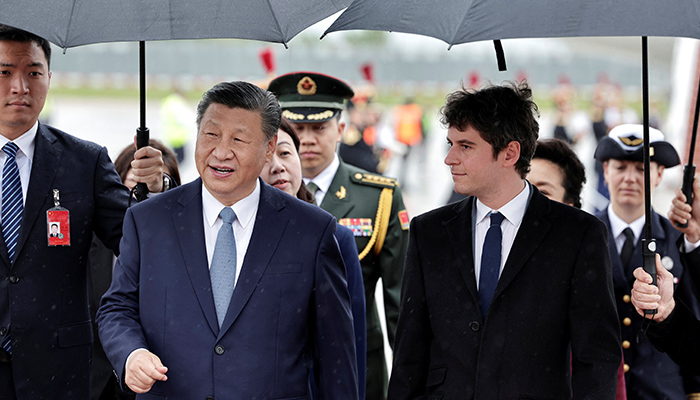 پیرس پہنچنے پر فرانسیسی وزیراعظم گبریئل اتل نے ایئرپورٹ پر چینی صدر کا استقبال کیا— فوٹو: فائل