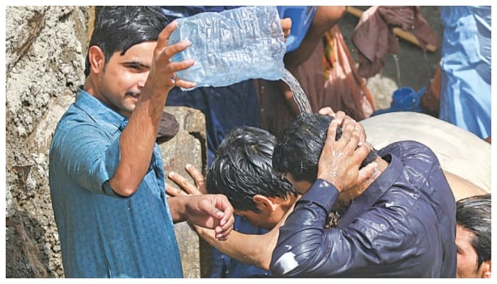 محکمہ موسمیاتٓ نے شہریوں کو دوپہر کے اوقات میں باہر کم نکلنے، سایہ دار جگہوں پر رہنے اور پانی زیادہ پینے کا مشورہ دیا__فوٹو: فائل