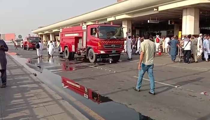 آگ لگنے سے لاہور کےائیرپورٹ پر امیگریشن کا عمل متاثر ہوگیا/ اسکرین گریب