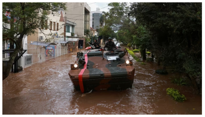 برازیل میں سیلاب سے سڑکیں تباہ ہوگئیں اور متعدد پُل بھی ٹوٹ گئے جب کہ ڈیموں کو بھی نقصان پہنچا ہے/ فوٹو رائٹرز