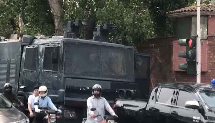 کسی وکیل کی گاڑی لاہور ہائیکورٹ کے اندر پارک نہیں ہو گی: سکیورٹی آفیسر لاہور ہائیکورٹ۔ اسکرین گریب