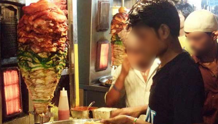 افسوسناک واقعہ ٹرمبے میں گزشتہ ہفتے پیش آیاجہاں 19سالہ پرتھمیش نے اسٹال سے خرید کر شوارما کھایا: بھارتی میڈیا/ فائل فوٹو
