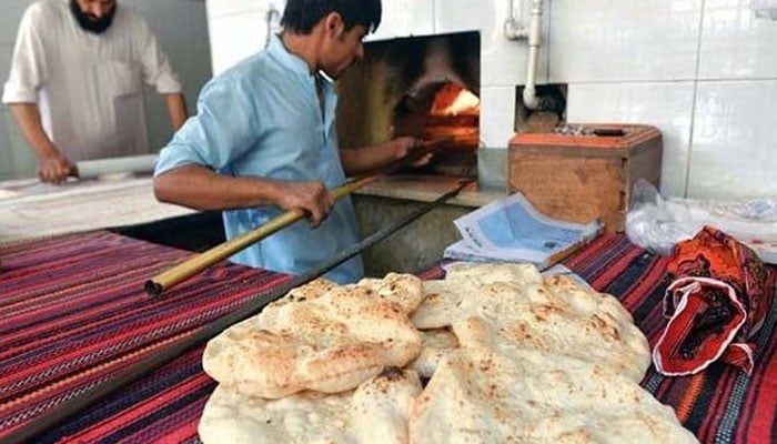 شہر میں کمشنر کراچی کے روٹی 12 روپے اور نان 17روپے کرنے کے نوٹیفکیشن پر عمل نہیں ہوسکا/ فائل فوٹو