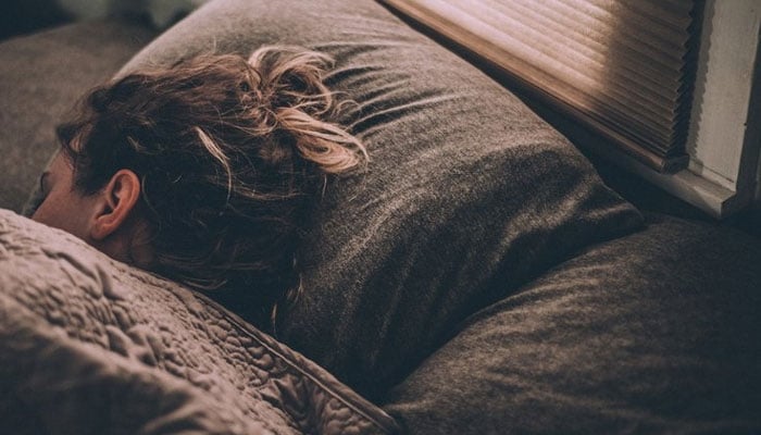 نیند کی پوزیشن جھریاں بننے کے عمل میں کردار ادا کرتی ہے / فائل فوٹو