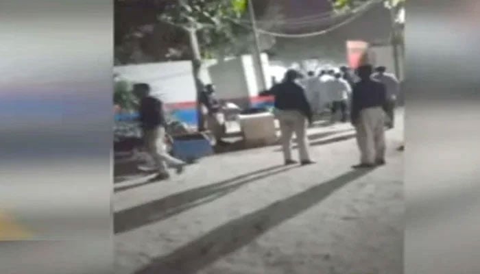 کراچی: چوری کا مال خریدنے پر گرفتارساتھیوں کو چھڑانے کیلئے کباڑیوں کا تھانے پر حملہ