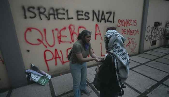میکسیکو میں اسرائیلی سفارتخانے کے سامنے رفح آپریشن کیخلاف احتجاج، پیٹرول بموں سے حملہ