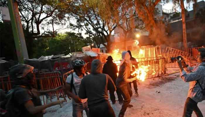 میکسیکو میں اسرائیلی سفارتخانے کے سامنے رفح آپریشن کیخلاف احتجاج، پیٹرول بموں سے حملہ